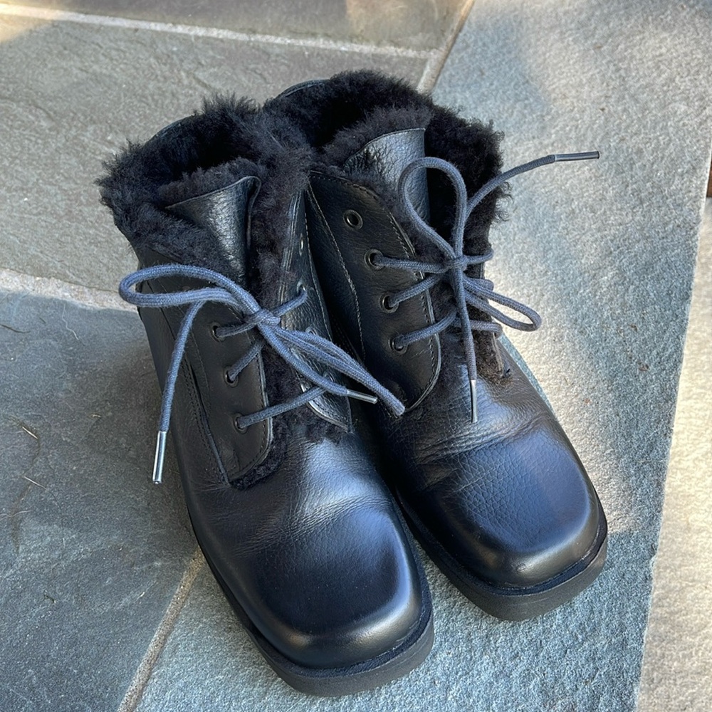 Santana Canada lace up boots size 7 fur lined